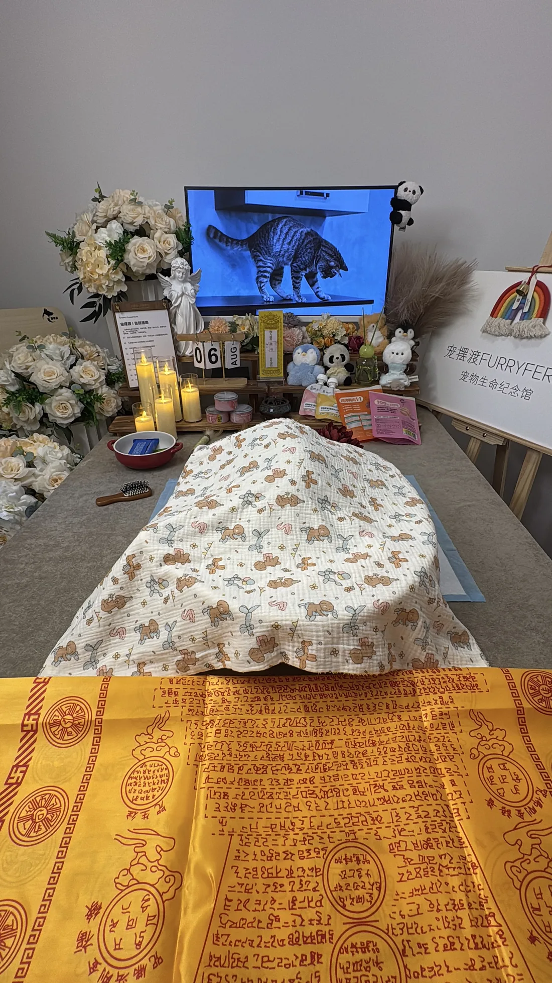 济宁宠物告别仪式中的鲜花与纪念照片